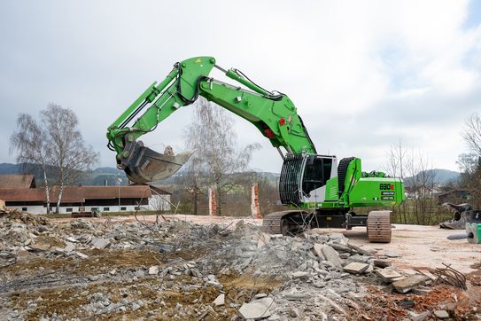 SENNEBOGEN 830 demolition-demolition machine with digging bucket