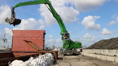 77 t Umschlagbagger Umschlagmaschine SENNEBOGEN 855 Hybrid Hafenumschlag Hafen Schiffsentladung Zweischalengreifer