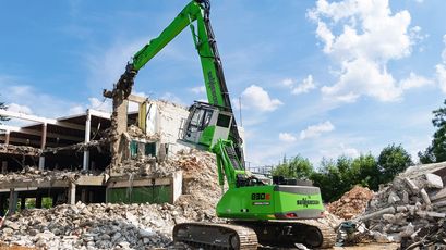SENNEBOGEN 830 E Demolition excavator demolishing a building