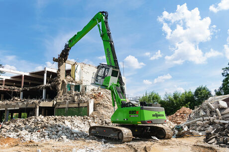 SENNEBOGEN 830 E Abbruchbagger beim Gebäudeabbruch