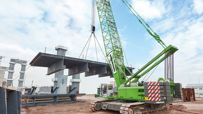 180 t 200 t Raupenkran Gittermastkran SENNEBOGEN 5500 Hebearbeiten Brückenmontage Baustelle Baustellenkran