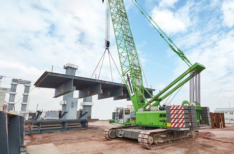 180 t 200 t Raupenkran Gittermastkran SENNEBOGEN 5500 Hebearbeiten Brückenmontage Baustelle Baustellenkran