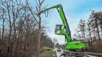 Tree felling machine SENNEBOGEN 728 problem tree felling embankment maintenance