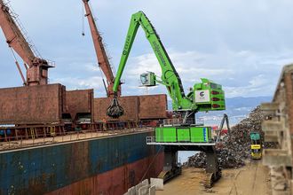 Umschlagbagger Sennebogen 885 G Hybrid im Hafen