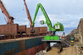 Sennebogen 885 G Hybrid material handler in a port